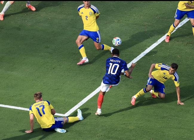 Kylian Mbappe da vuot qua Victor Gyokeres truoc khi tung cu sut ghi ban mo ty so cho Phap. 